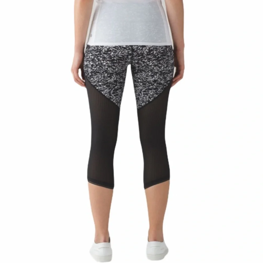 Lululemon Athletic Black & White Deep Breath Cropped Mesh Leggings size 4